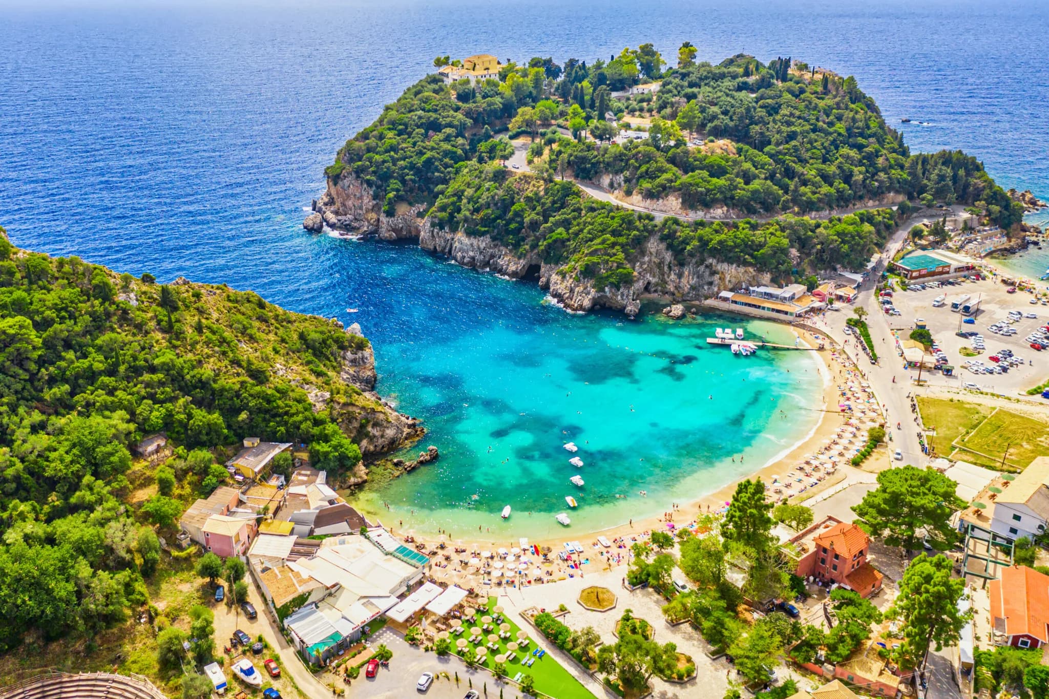 Krf letovanje 2026: vodič za smeštaj, plaže, putovanje i savete za turiste iz Srbije