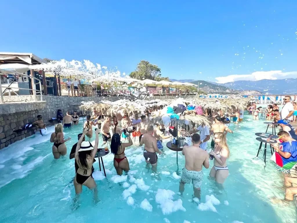 Crna Gora za mlade: gradovi, noćni život i plaže